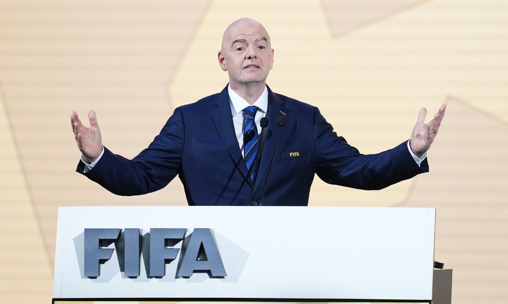 俄罗斯男子跑马，随身音乐系统，跑步时会唱歌，同行选手：他的音乐激励了我.